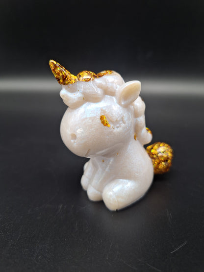 Einhorn aus Epoxidharz – Perlmut Weiß mit buntem Glitzer | 7 x 6 cm