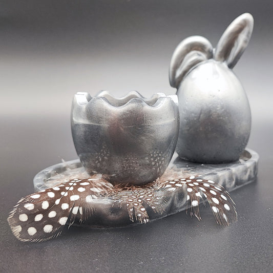 Hase & Osterei auf Tablett – stilvolle Osterdeko mit liebevollen Details