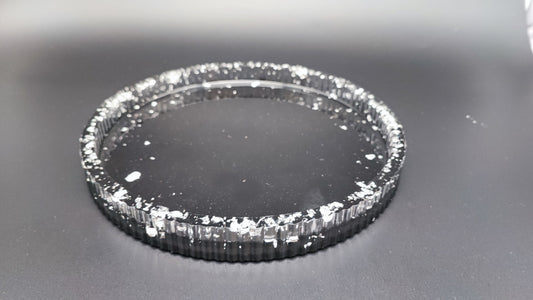 Edles Design trifft Funktion – Mehrfarbiges Tablett mit Silberakzenten