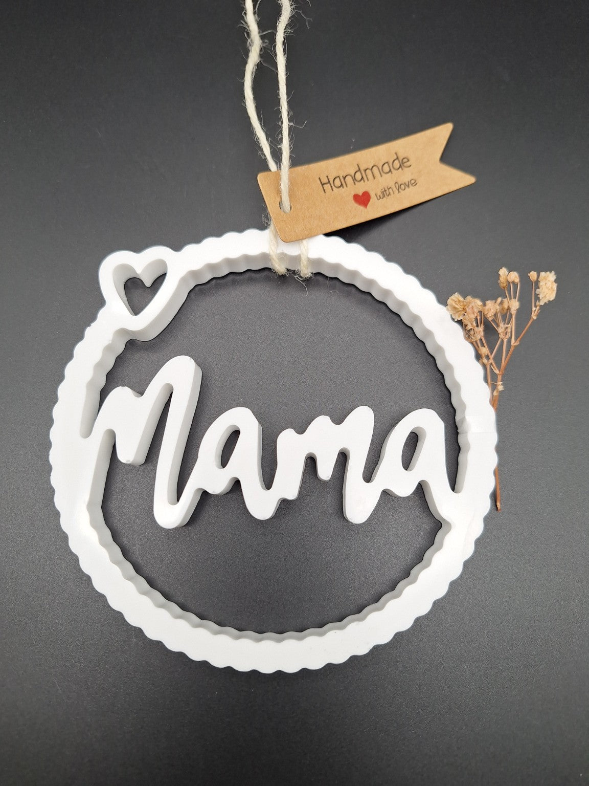 Dekoanhänger „Mama“ Handmade Herzkranz