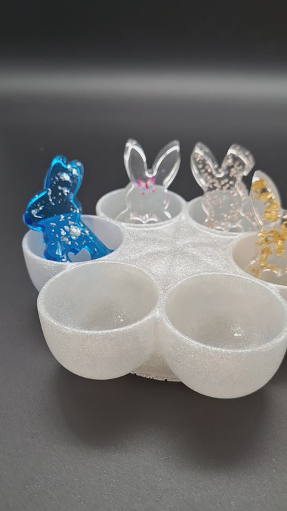 Edle Eieraufbewahrung mit Hasenfigur und Goldakzenten Osterbrunch