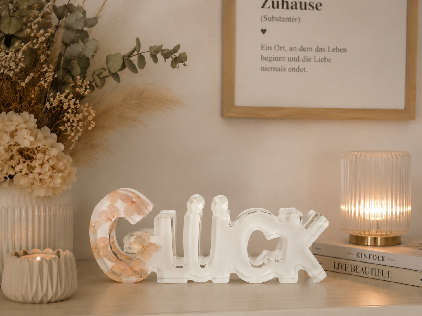 Schriftzug „Glück“ mit echten Trockenblumen