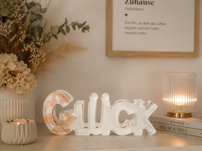 Schriftzug „Glück“ mit echten Trockenblumen
