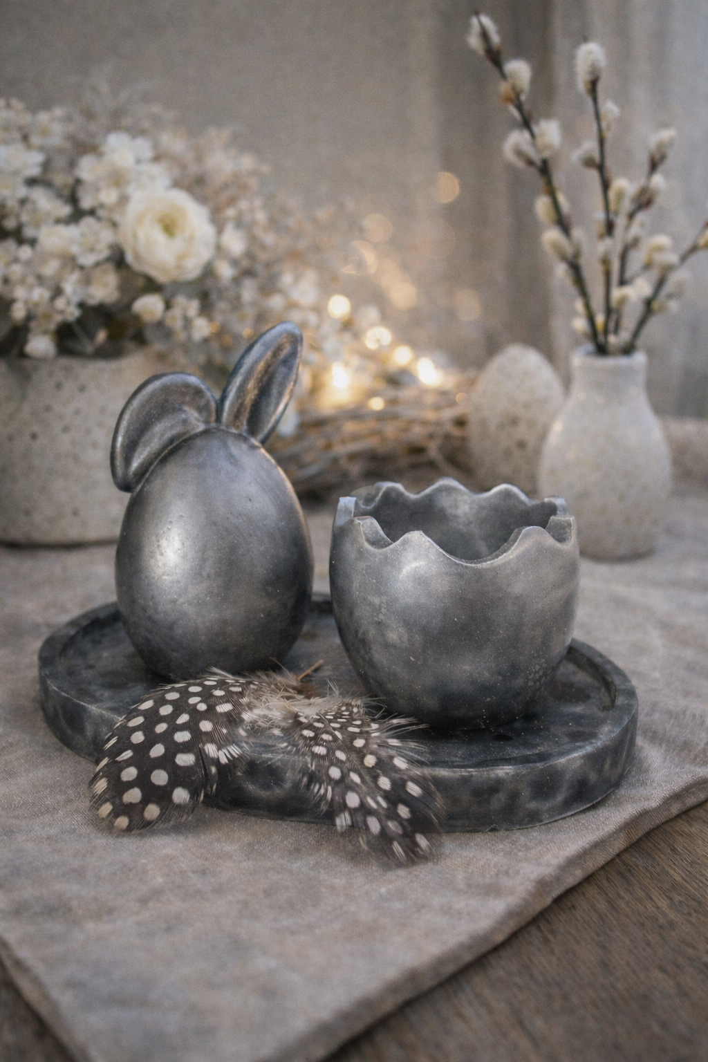 Hase & Osterei auf Tablett – stilvolle Osterdeko mit liebevollen Details