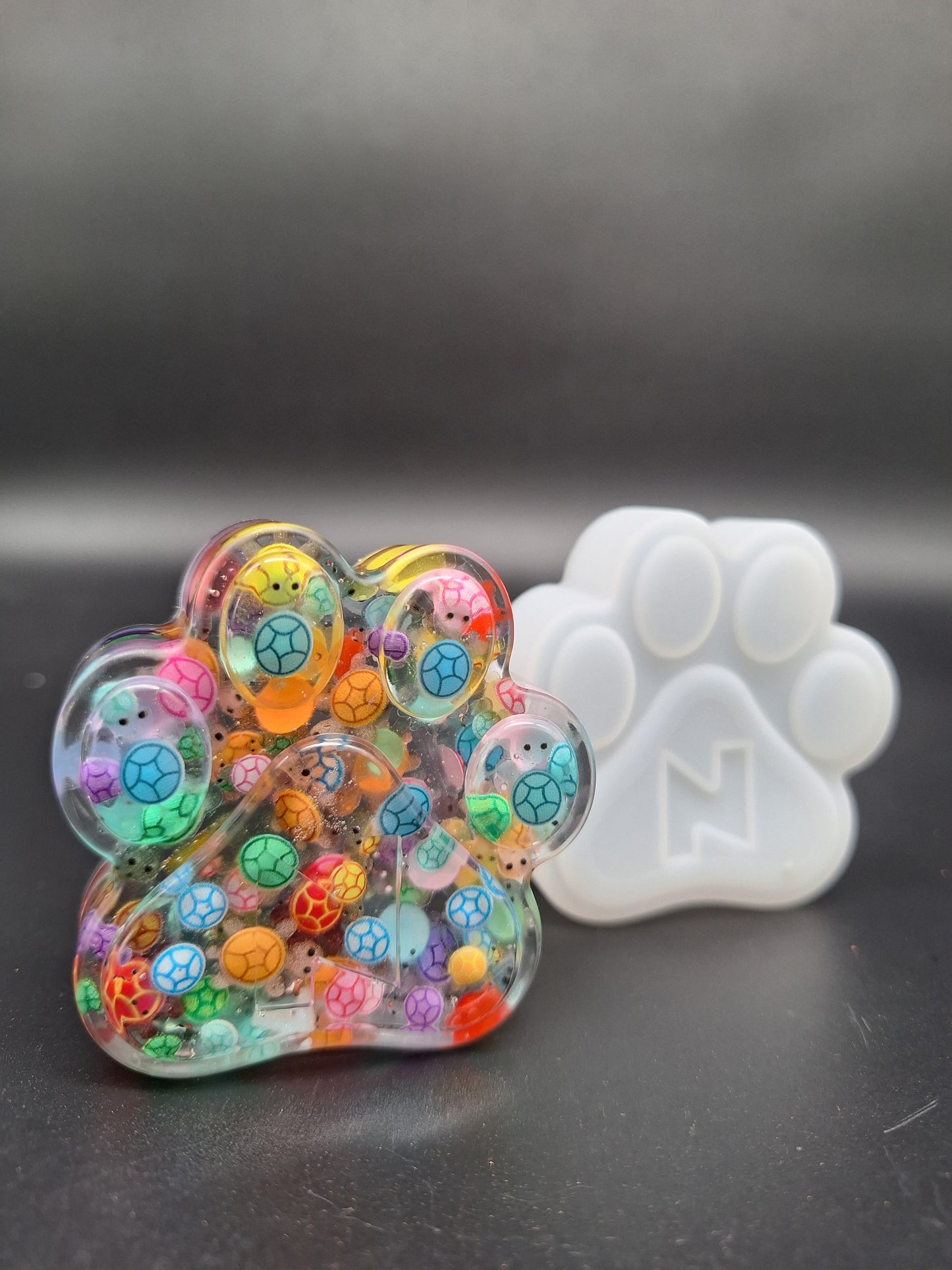 Personalisierte Epoxidharz Pfötchen mit Erinnerungsfiguren und Initiale