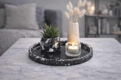 Edles Design trifft Funktion – Mehrfarbiges Tablett mit Silberakzenten