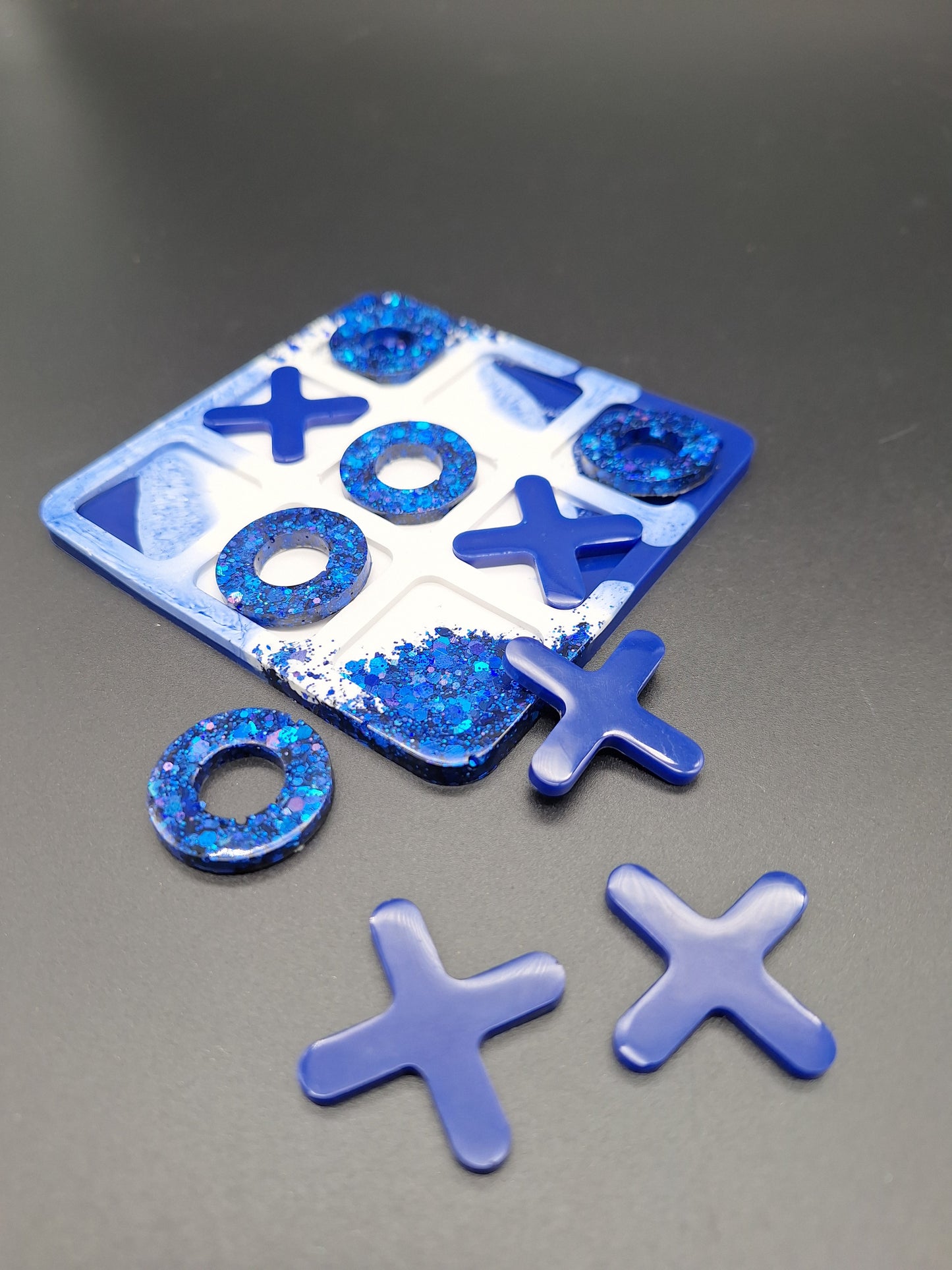 Tic Tac Toe aus Epoxidharz – Handgemachtes Reisespiel im Wunschdesign