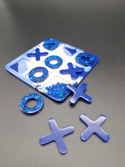 Tic Tac Toe aus Epoxidharz – Handgemachtes Reisespiel im Wunschdesign