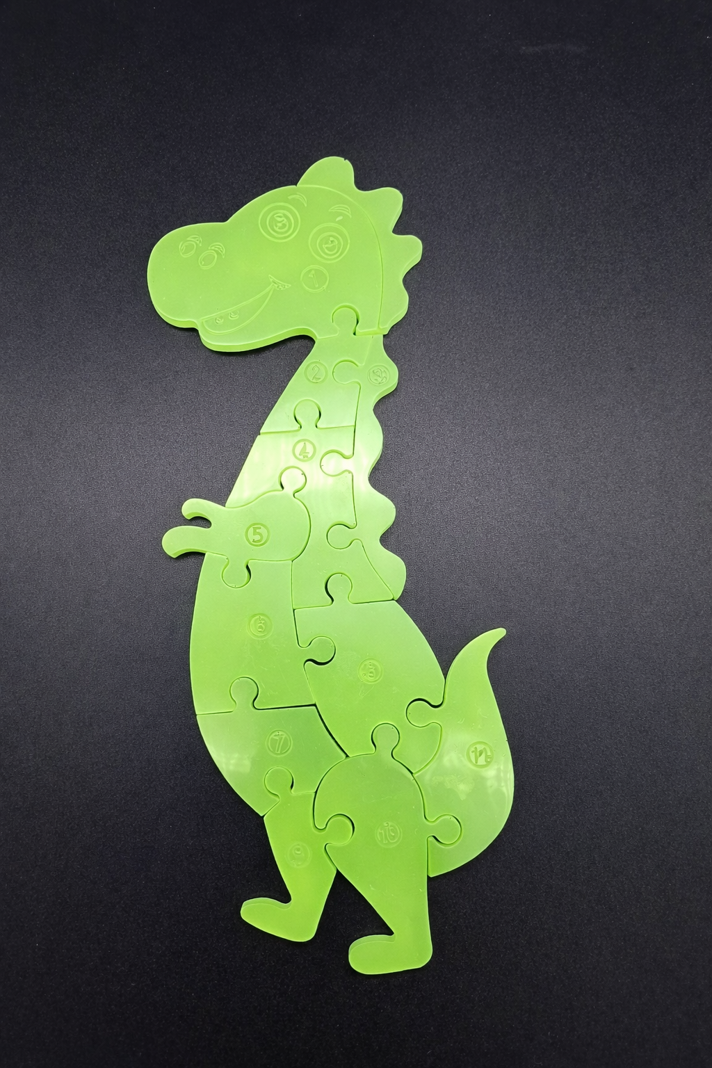 Handgemachtes Dino-Puzzle aus Epoxidharz