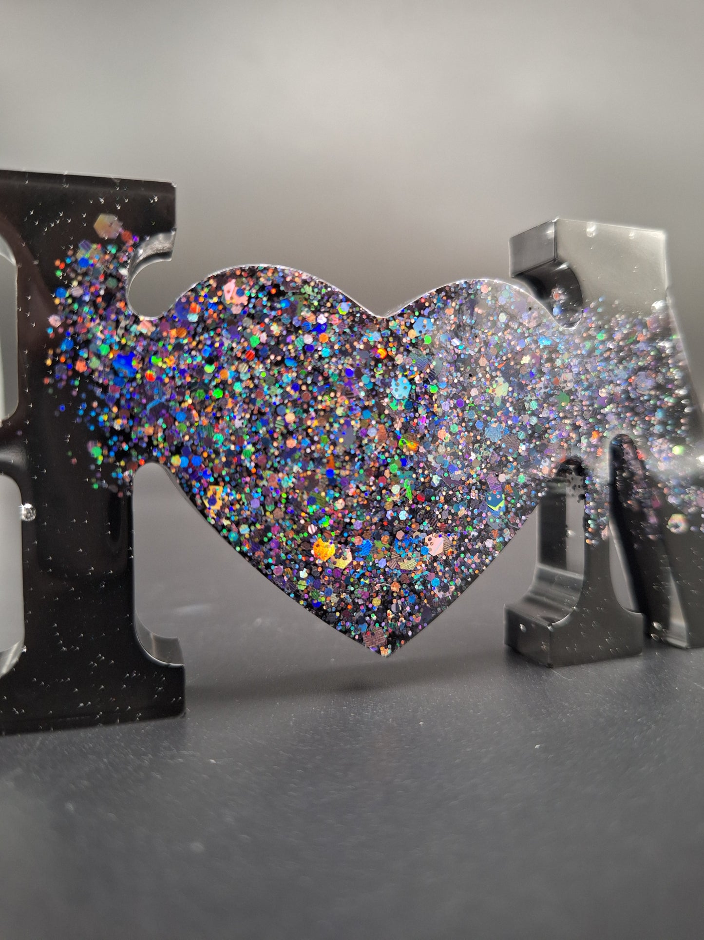 Epoxidharz Schriftzug „HOME“ mit holografischem Glitzer in Schwarz, 21 cm
