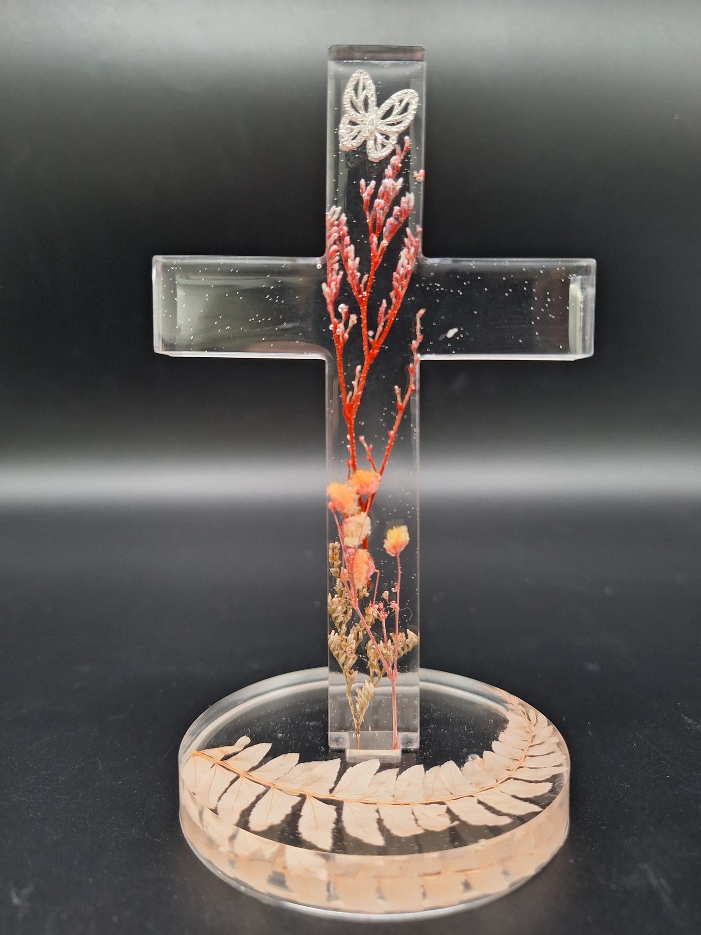 Epoxidharz Kreuz auf Sockel in Weiß mit eingegossenem Silberkreuz | Geschenk zur Taufe, Kommunion & Firmung