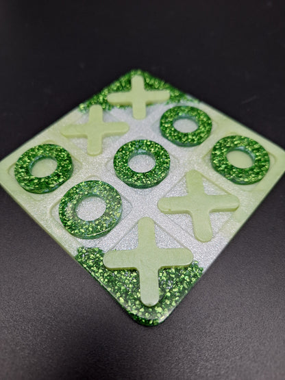 Tic Tac Toe aus Epoxidharz – Handgemachtes Reisespiel im Wunschdesign
