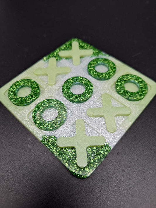 Tic Tac Toe aus Epoxidharz – Handgemachtes Reisespiel im Wunschdesign