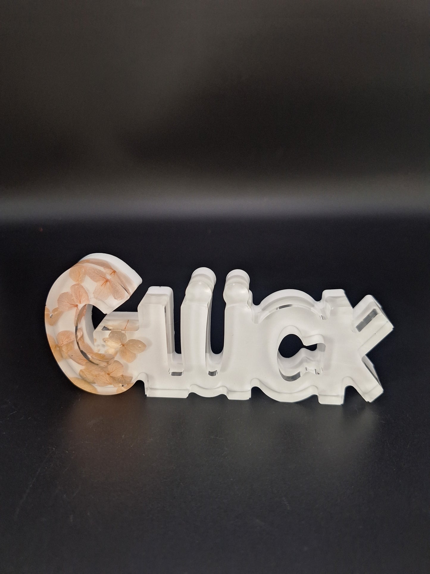 Schriftzug „Glück“ mit echten Trockenblumen