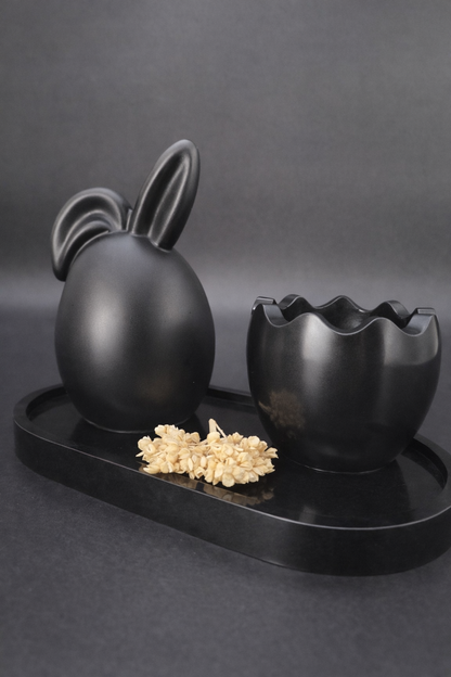 Hase & Osterei auf Tablett – stilvolle Osterdeko mit liebevollen Details