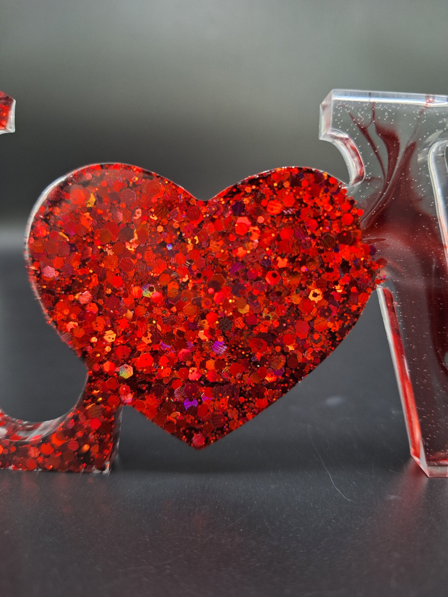 LOVE Schriftzug aus Epoxidharz mit rotem holografischem Glitzer