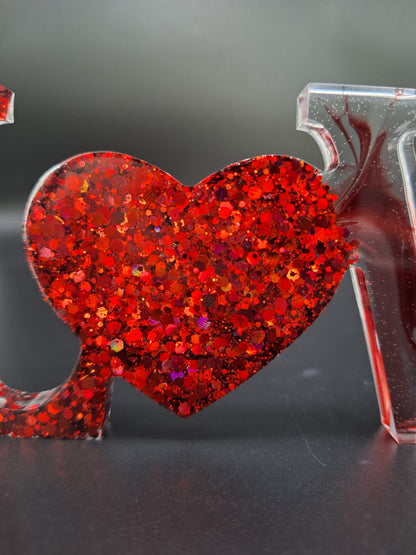 LOVE Schriftzug aus Epoxidharz mit rotem holografischem Glitzer
