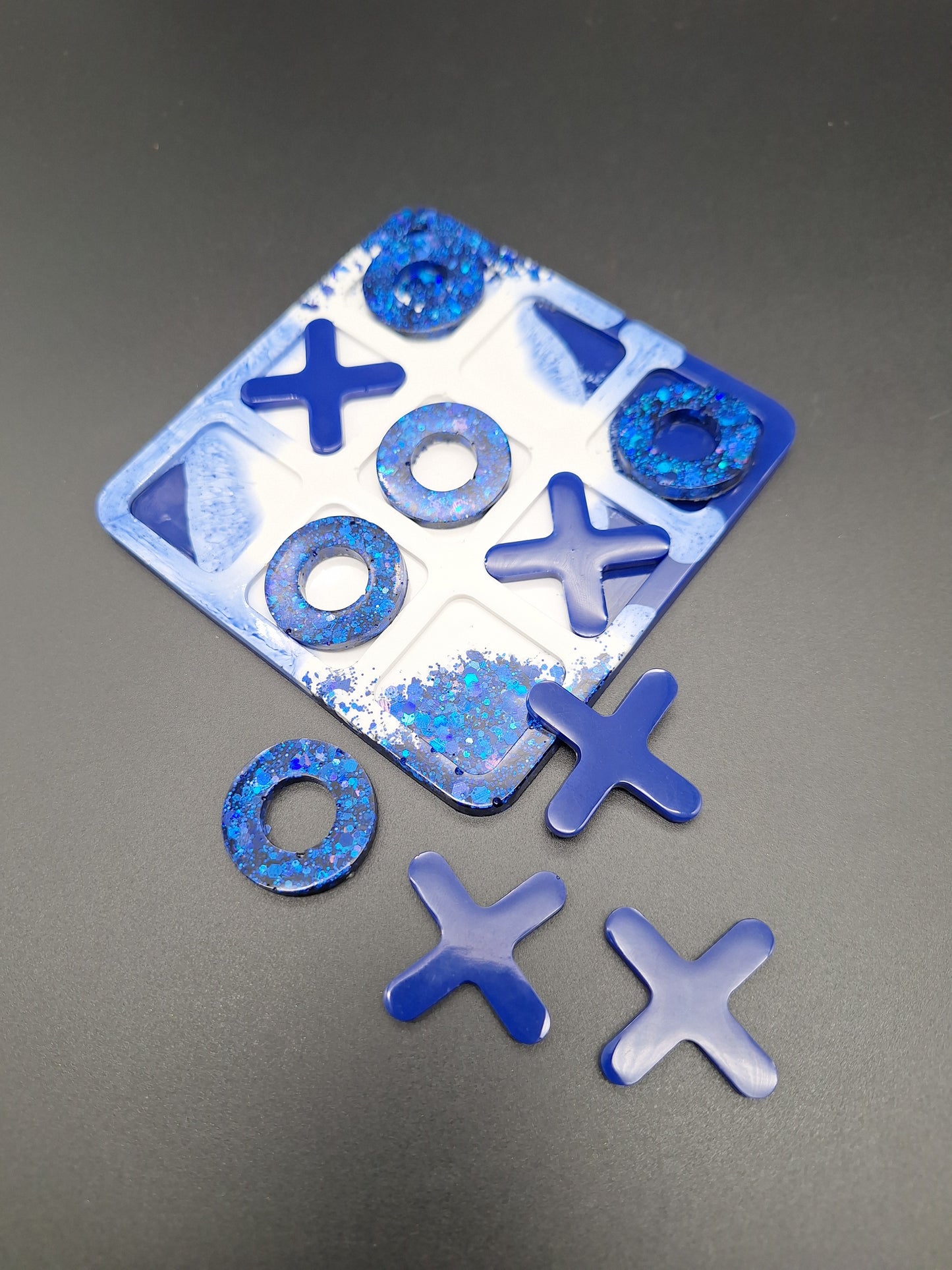 Tic Tac Toe aus Epoxidharz – Handgemachtes Reisespiel im Wunschdesign
