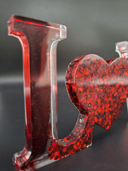 LOVE Schriftzug aus Epoxidharz mit rotem holografischem Glitzer