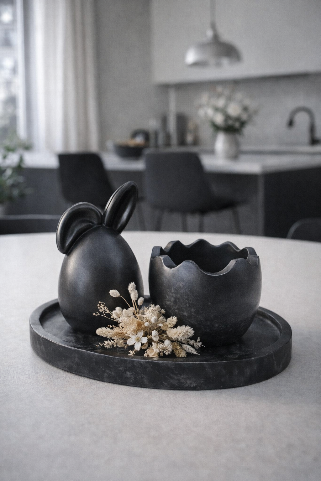 Hase & Osterei auf Tablett – stilvolle Osterdeko mit liebevollen Details