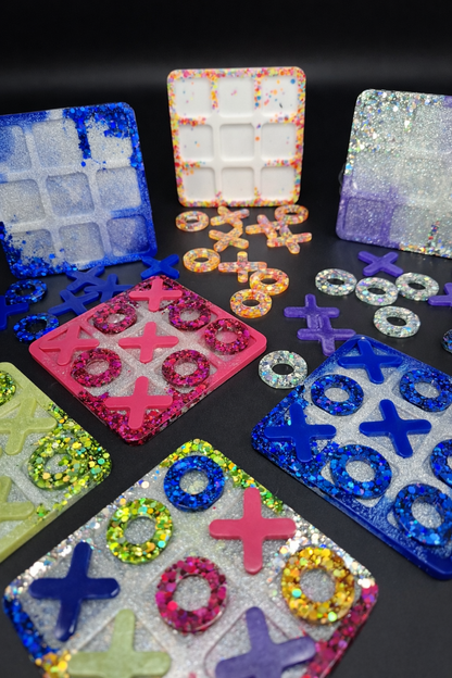 Tic Tac Toe aus Epoxidharz – Handgemachtes Reisespiel im Wunschdesign