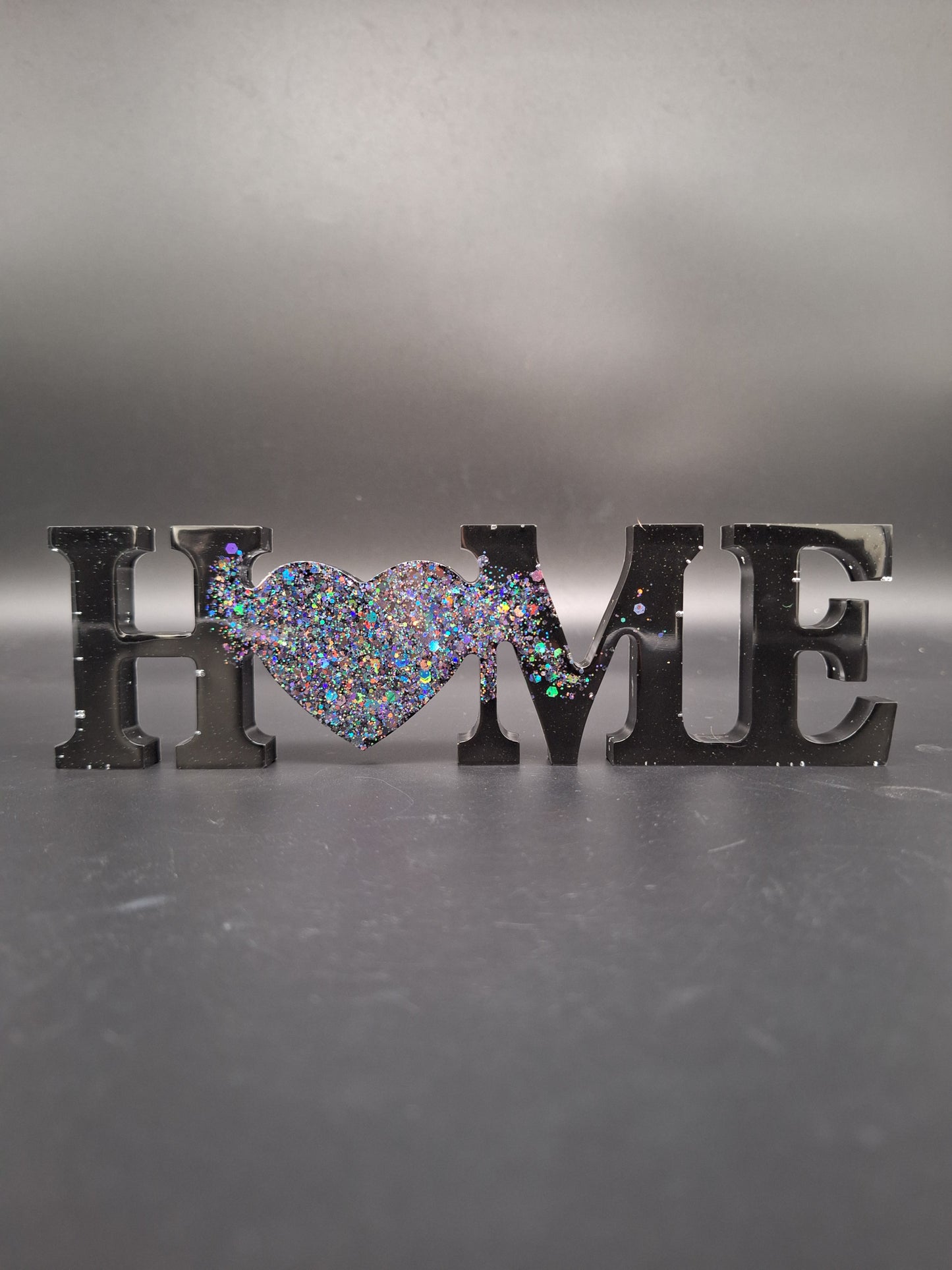 Epoxidharz Schriftzug „HOME“ mit holografischem Glitzer in Schwarz, 21 cm
