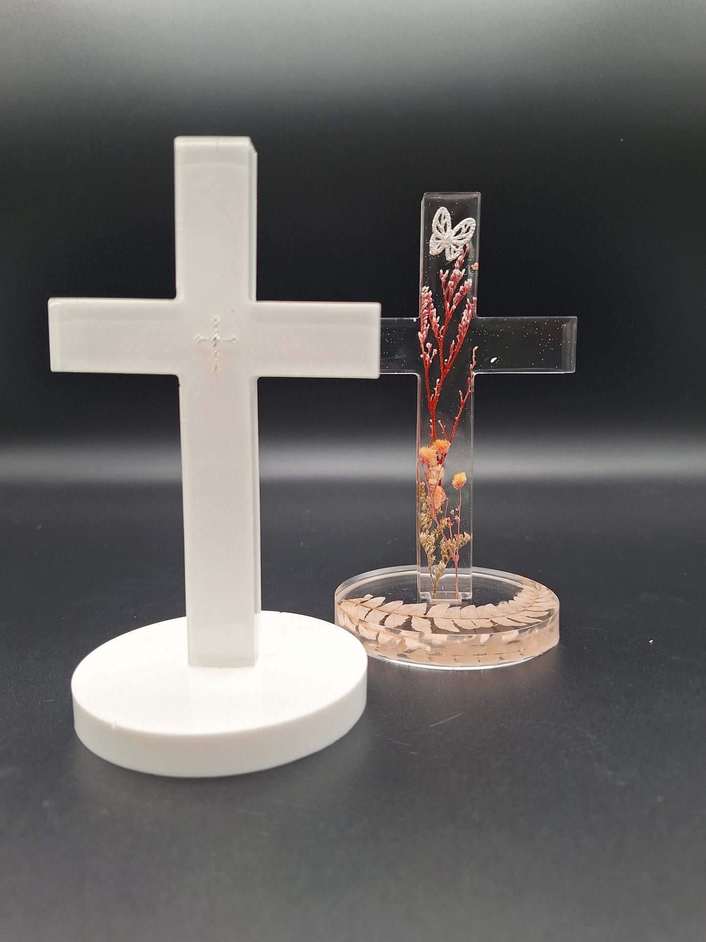 Epoxidharz Kreuz auf Sockel in Weiß mit eingegossenem Silberkreuz | Geschenk zur Taufe, Kommunion & Firmung