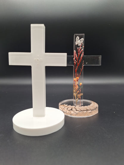 Epoxidharz Kreuz auf Sockel in Weiß mit eingegossenem Silberkreuz | Geschenk zur Taufe, Kommunion & Firmung