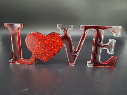 LOVE Schriftzug aus Epoxidharz mit rotem holografischem Glitzer