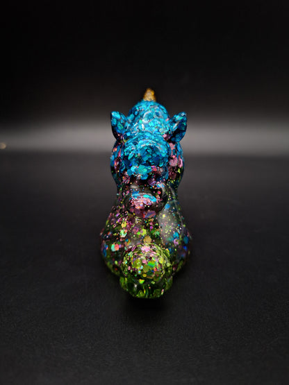 Einhorn aus Epoxidharz – Perlmut Weiß mit buntem Glitzer | 7 x 6 cm