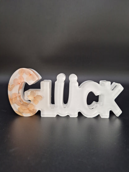 Schriftzug „Glück“ mit echten Trockenblumen