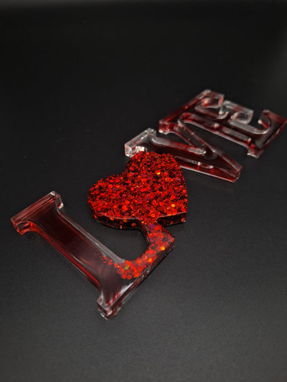 LOVE Schriftzug aus Epoxidharz mit rotem holografischem Glitzer
