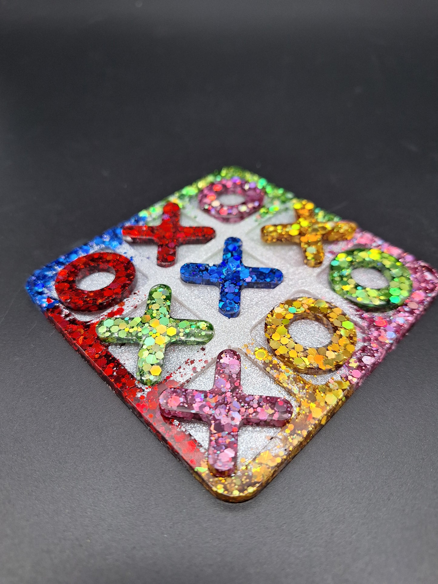 Tic Tac Toe aus Epoxidharz – Handgemachtes Reisespiel im Wunschdesign