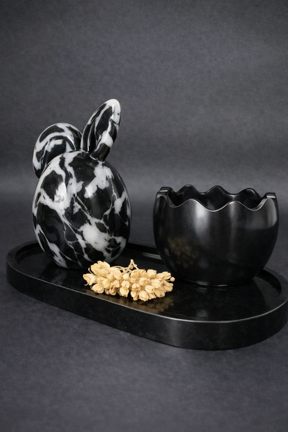 Hase & Osterei auf Tablett – stilvolle Osterdeko mit liebevollen Details