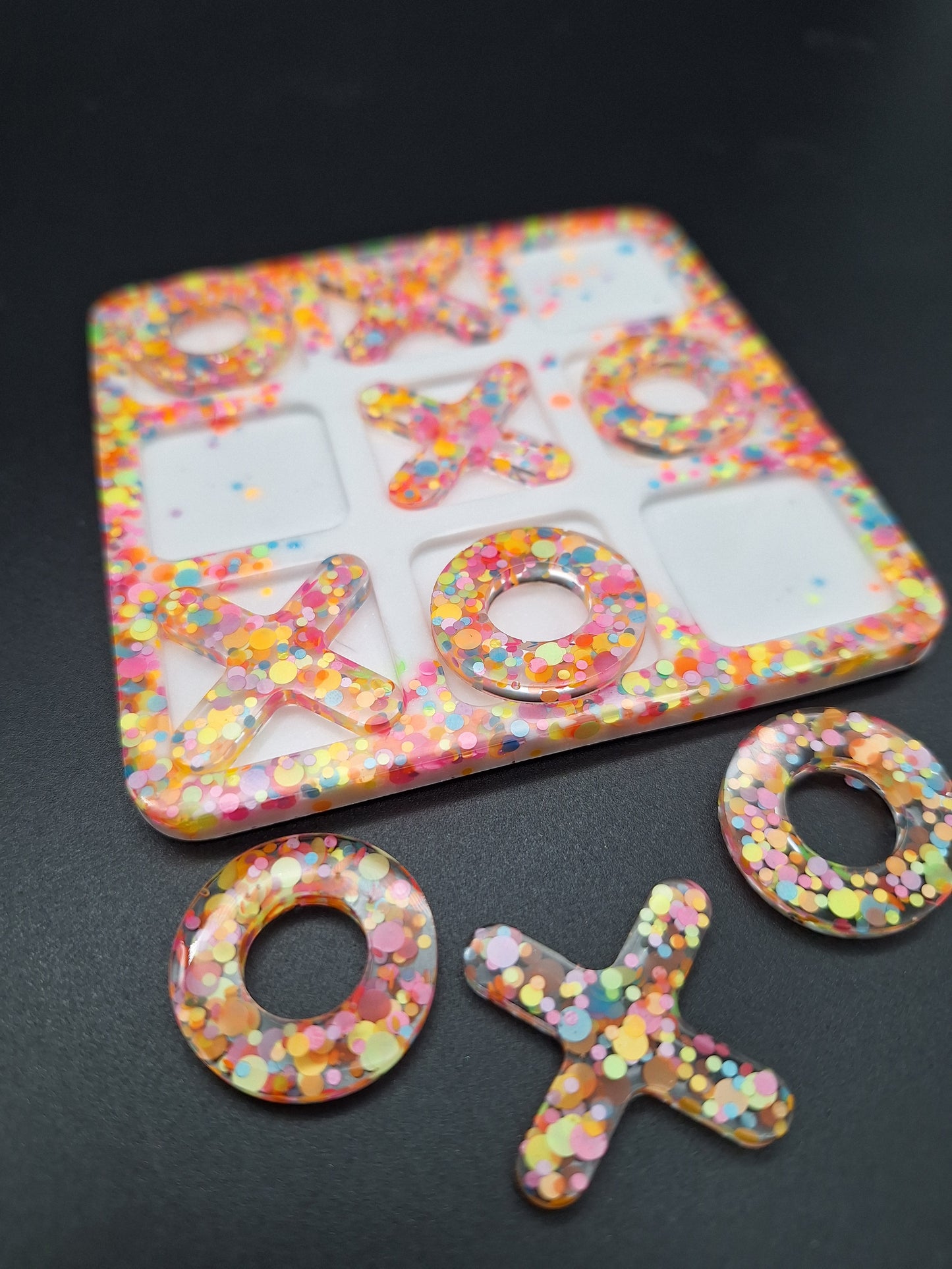 Tic Tac Toe aus Epoxidharz – Handgemachtes Reisespiel im Wunschdesign