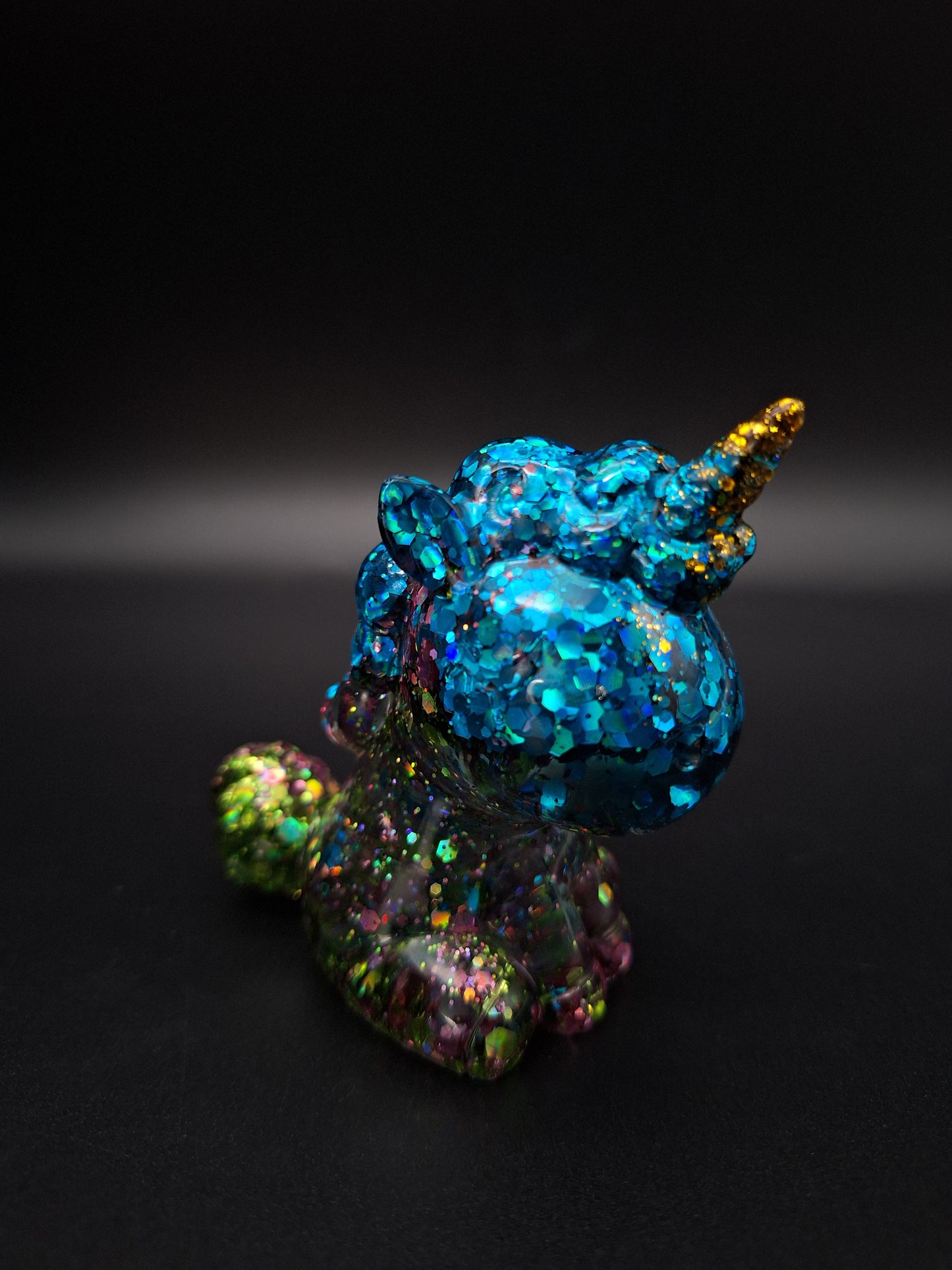 Einhorn aus Epoxidharz – Perlmut Weiß mit buntem Glitzer | 7 x 6 cm