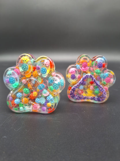 Personalisierte Epoxidharz Pfötchen mit Erinnerungsfiguren und Initiale