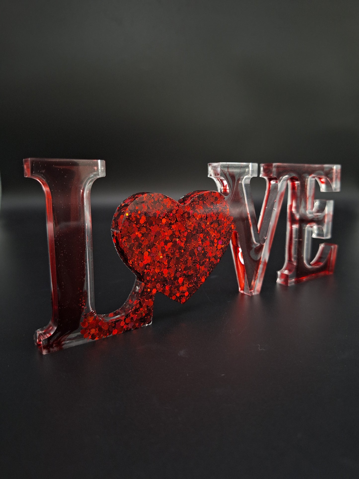 LOVE Schriftzug aus Epoxidharz mit rotem holografischem Glitzer