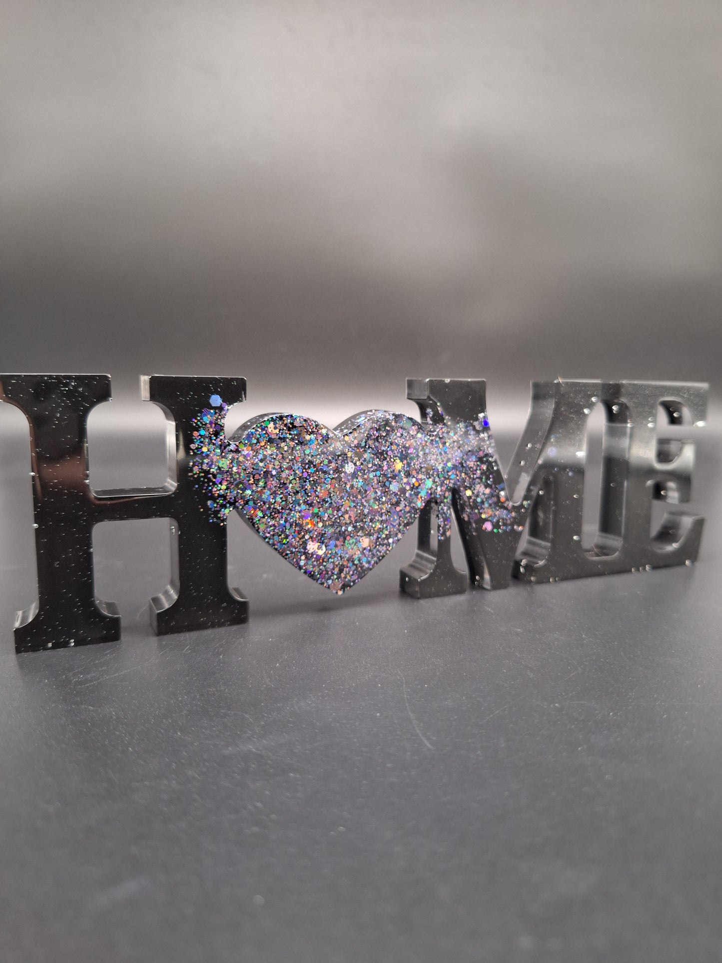 Epoxidharz Schriftzug „HOME“ mit holografischem Glitzer in Schwarz, 21 cm