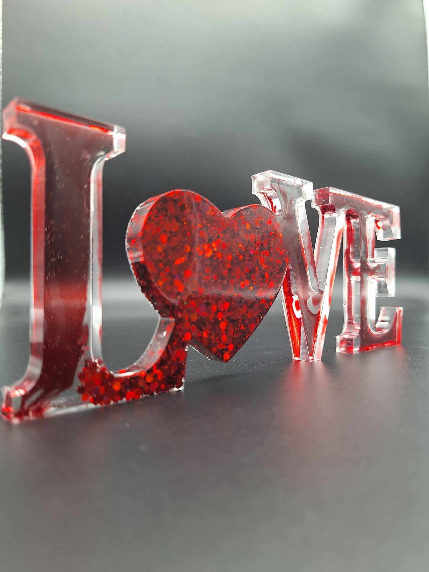 LOVE Schriftzug aus Epoxidharz mit rotem holografischem Glitzer