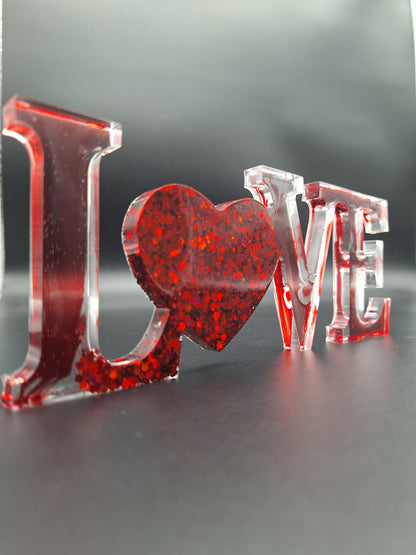 LOVE Schriftzug aus Epoxidharz mit rotem holografischem Glitzer