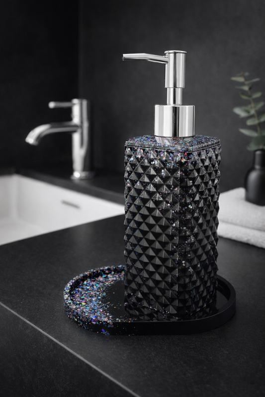 Handgegossener Seifenspender aus Epoxidharz mit Tablett